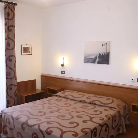 Hotel Helga 2*